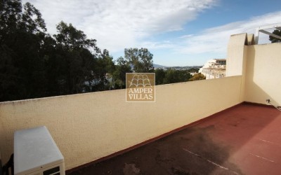 Просторный бунгало с общим бассейном и теннисным кортом, расположенный рядом с гольф-клубом.